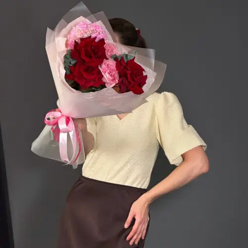 Букет красных роз с гортензией 