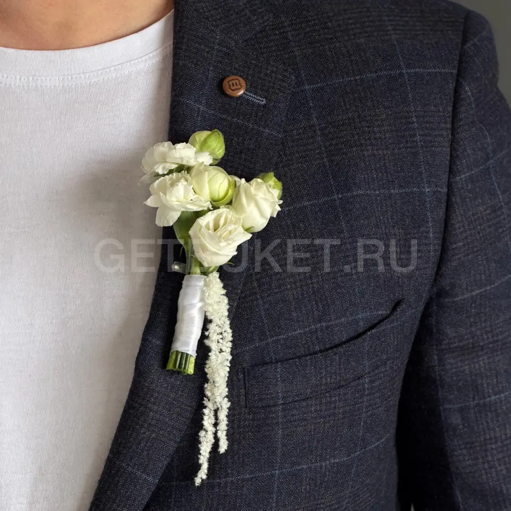 230137 Бутоньерка из эустомы, гвоздик и ранункулюсов