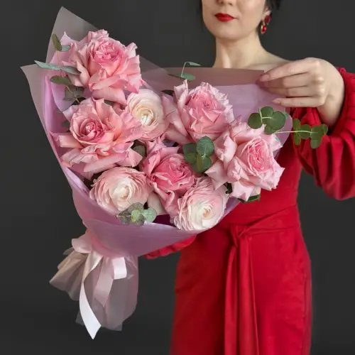 Букет из роз с ранункулюсом и эвкалиптом