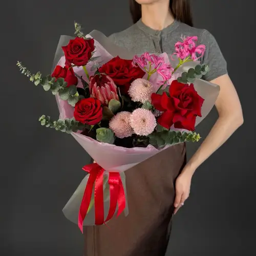 Букет из роз, нерине и протеи с эвкалиптом