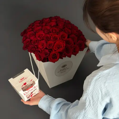 Букет из 51 розы с конфетами рафаэлло