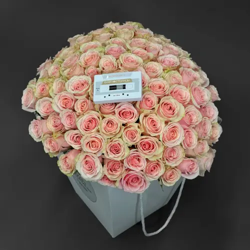 Букет из 101 розовой розы с аудиокассетой в коробке