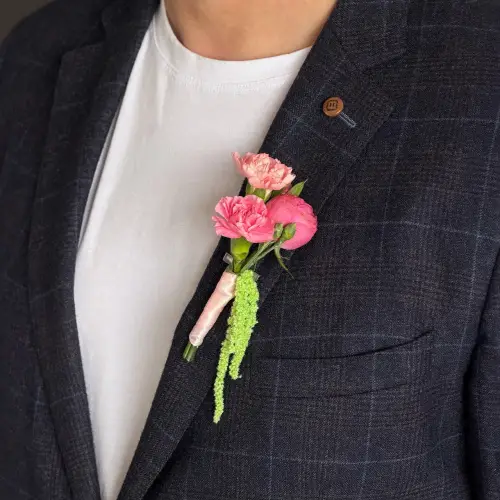 Бутоньерка из кустовой розы и гвоздики