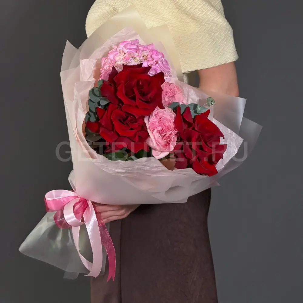 222788 Букет красных роз с гортензией 