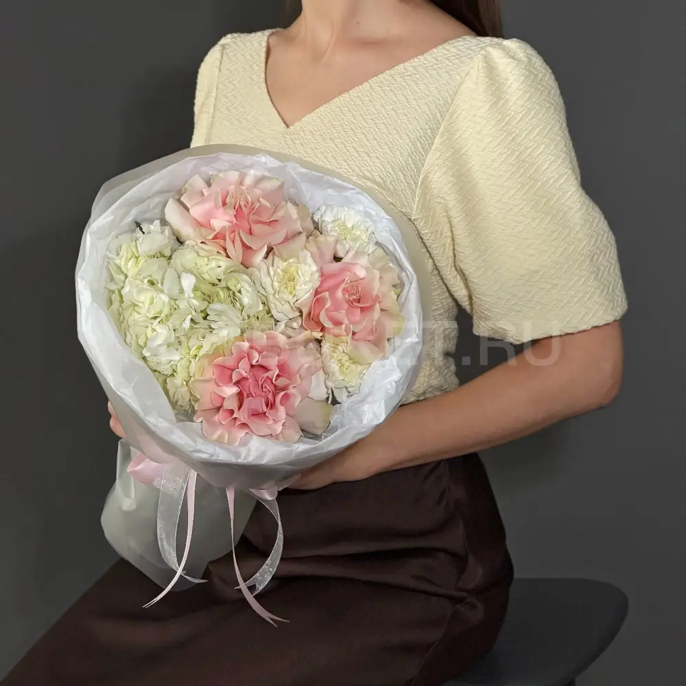 222776 Букет из белой гортензии с розами и гвоздикой