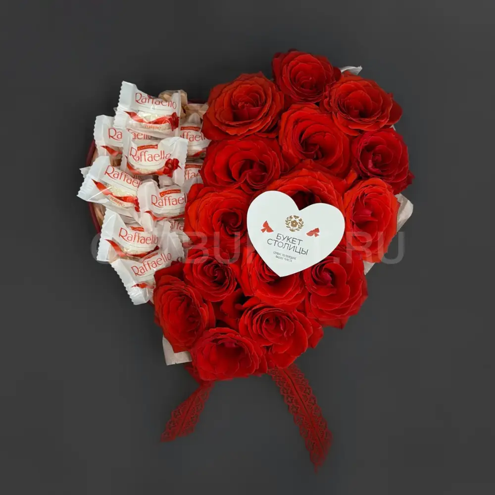 224392 Цветочная композиция из роз с конфетами в виде сердца
