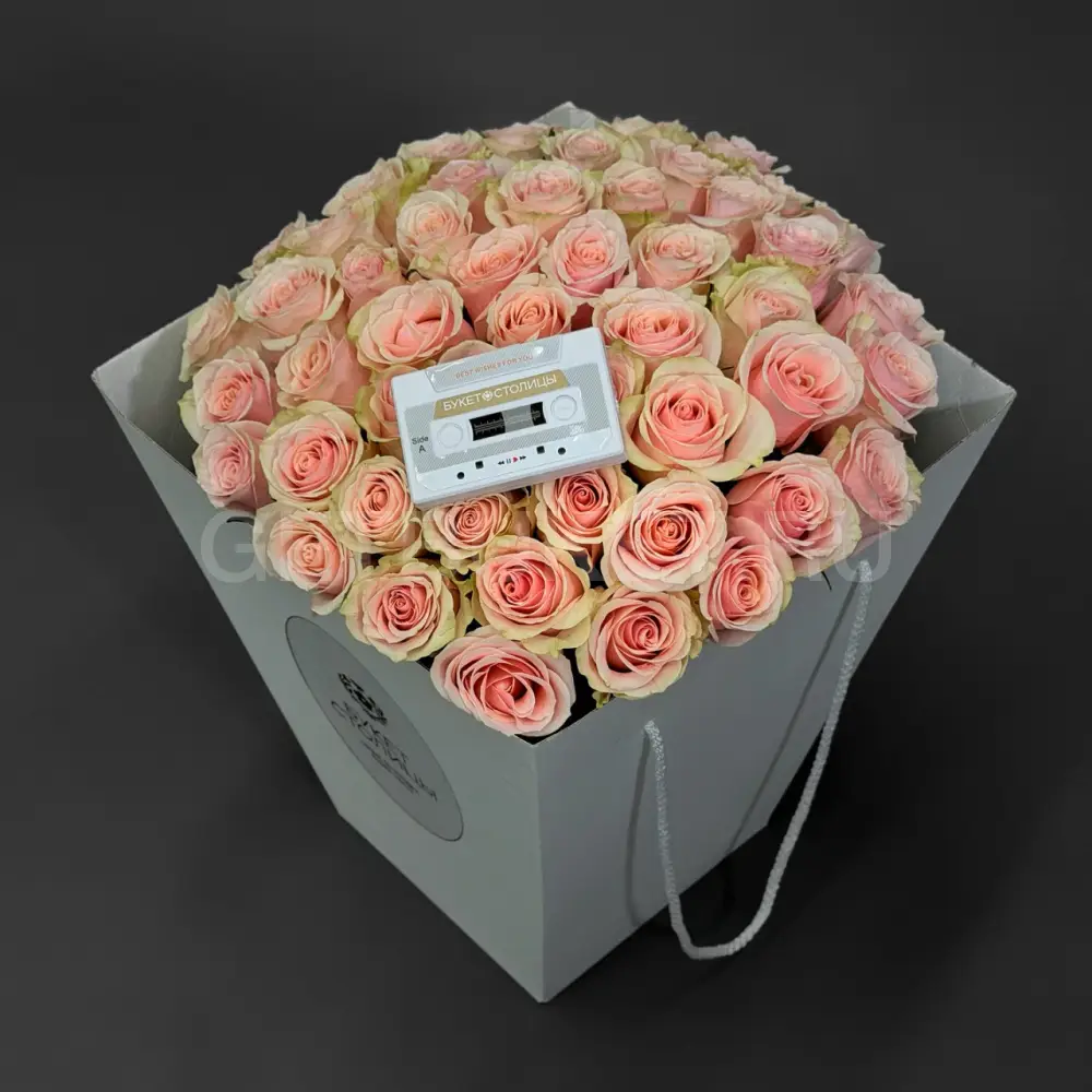 224415 Букет из 51 розовой розы с аудиокассетой в коробке