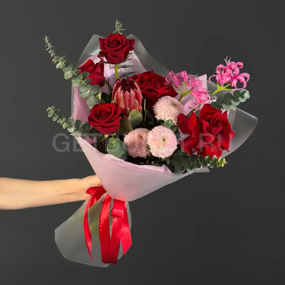 224584 Букет из роз, нерине и протеи с эвкалиптом