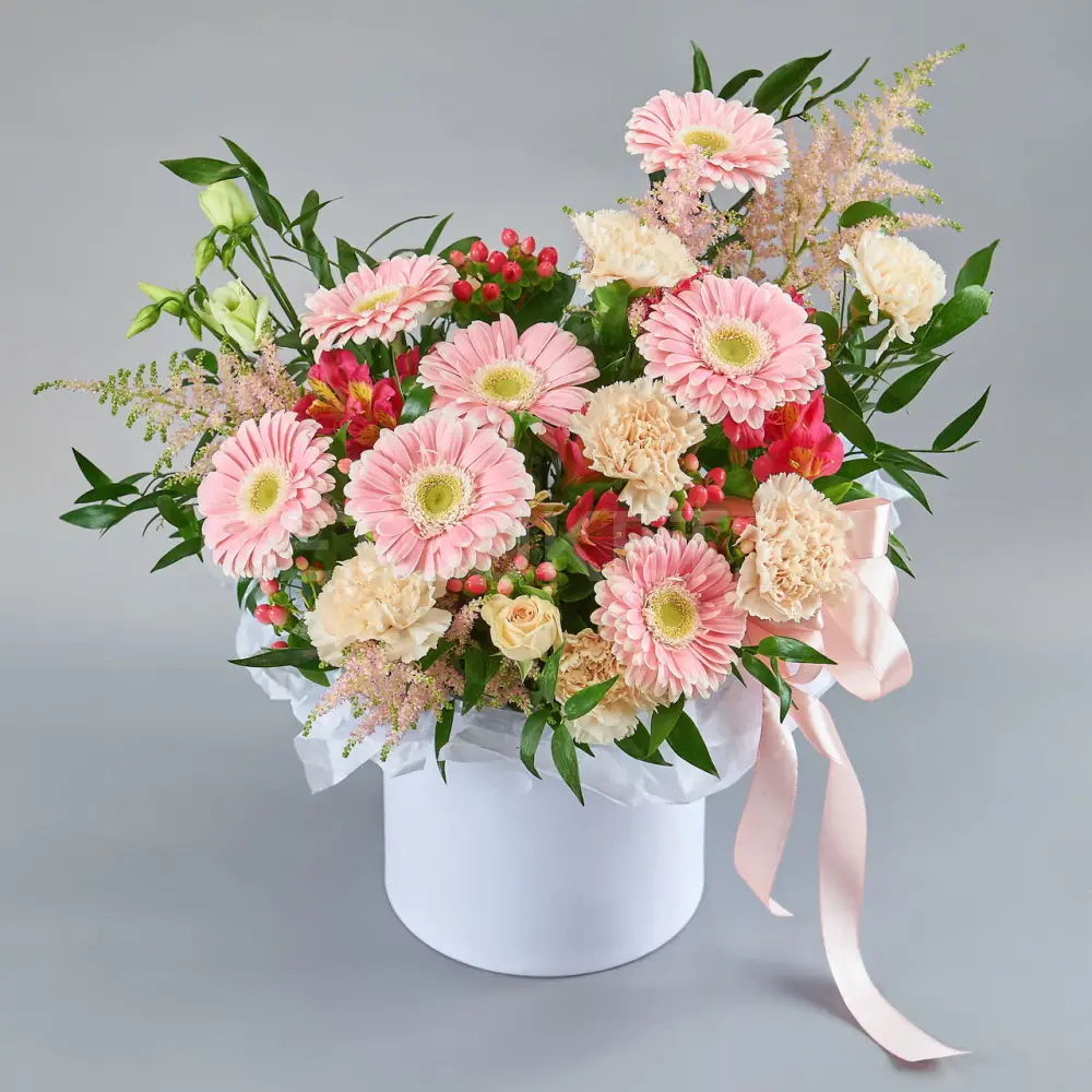 216095 Цветочная композиция из розовых гербер, гвоздик и астильбе с гиперикумом в шляпной коробке