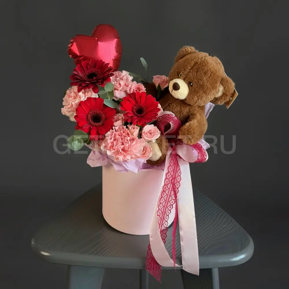 223452 Цветочная композиция из гербер, гвоздик и кустовой розы с мишкой