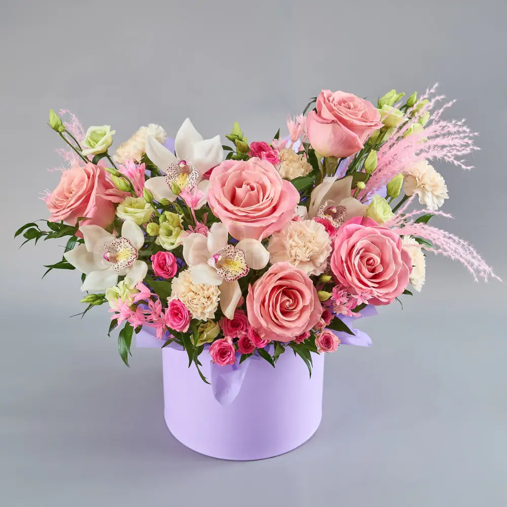 216097 Цветочная композиция из розовых роз, орхидеи и эустомы в шляпной коробке